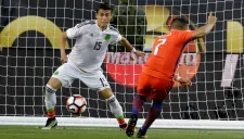 Moreno trata de defender el marco del Tri frente a un tiro de Alexis