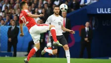 Gignac disputa el esférico con Schaer