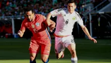Jean Beausejour pelea el esférico con Lozano en CA