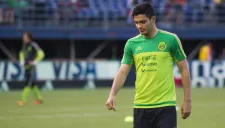 Raúl Jiménez en un calentamiento con la Selección Mexicana