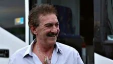 Ricardo La Volpe sonríe a las cámaras