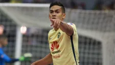 Andrés Andrade celebra un gol con el América