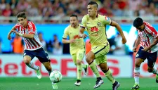 Andrés Andrade conduce el balón en juego contra Chivas