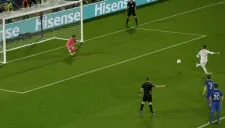 Sergio Ramos cobra un penalti contra Croacia