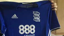 Camiseta del Birmingham City con el escudo al revés