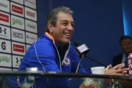 Boy sonríe en rueda de prensa