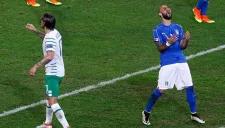 Siimone Zaza se lamenta un fallo con Italia