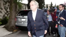 Decio de María, saliendo de la reunión en su domicilio