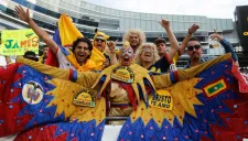 Aficionados alientan a la Selección de Colombia en el Soldier Field