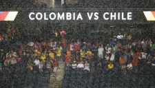 Los aficionados esperan a que pase la lluvia en el Soldier Field