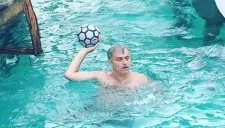 José Mourinho, juega con una pelota dentro del agua