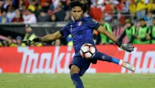 Pedro Gallese despeja el balón en un partido de Copa América