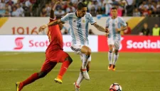 Di María disputa un balón en un partido con Argentina
