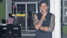 Odín Patiño posa en su academia de baile y bar en Mérida, Yucatán