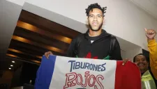 Gallese posa con la bandera de Tiburones Rojos