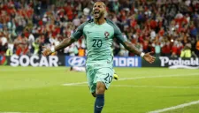 Renato conduce el balón en contragolpe de Portugal contra Croacia