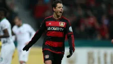 Chicharito, celebrando un tanto con el Bayer Leverkusen