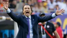Juan Antonio Pizzi en un partido de la selección chilena