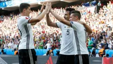 Gómez, Draxler y Hummels celebran el último gol teutón