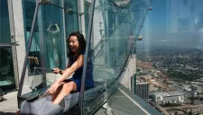 Una mujer se lanza por el tobogán que está localizado en Los Angeles