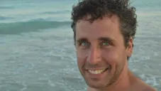 Ari Nagel posa para la cámara en la playa