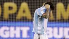 Lionel Messi se cubre la cara tras fallar el penalti