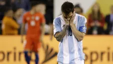 Messi se lamenta tras fallar penalti contra Chile