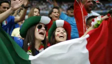 Aficionadas italianas apoyan con todo durante partido contra España