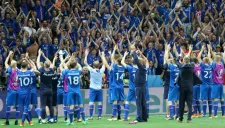 Islandia celebra con sus aficionados tras vencer a Inglaterra