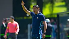 Palencia da indicaciones a sus jugadores durante partido contra el Tri