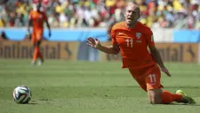 Robben cae al campo tras un contacto en juego contra México