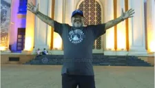 Diego Maradona posa frente al Palacio Nacional de Honduras, en Managua