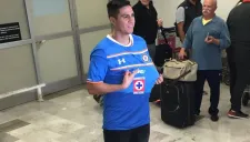 Cristaldo presume la playera de Cruz Azul a su llegada a México