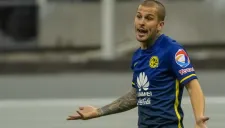 Benedetto reclama en partido con América