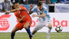 Alexis Sánchez y Lionel Messi disputan el balón en la Final de la CA