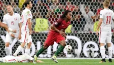 Renato corre a celebrar el gol que anotó contra Polonia