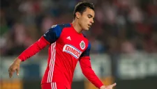 Omar Bravo en un partido de Chivas