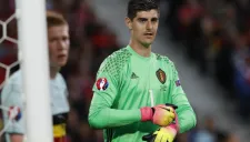 Courtois se abrocha los guantes en partido con Bélgica