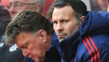 Ryan junto a Van Gaal en partido del United