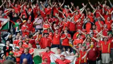 Afición de Gales canta para alentar a su equipo