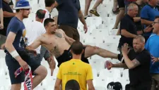 Hooligans durante una pelea dentro del estadio