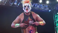 Psycho Clown presume el cinturón del Campeonato Latinoamericano