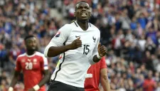 Paul Pogba se lamenta en partido con Francia