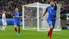 Giroud celebra un tanto contra Islandia en la Euro