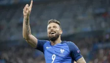 Giroud festeja uno de sus dos goles contra Islandia