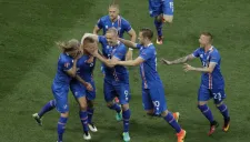 Jugadores de Islandia festejan gol contra Inglaterra