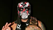 Pentagón Jr. posa con el título Latinoamericano