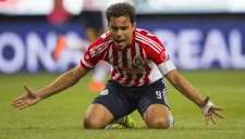 Bravo se lamenta en partido de Chivas