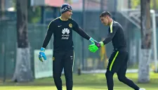 Moisés Muñoz le da la mano a Hugo González en un entrenamiento