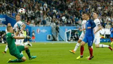 Antoine Griezmann define para poner el cuarto gol frente a Islandia